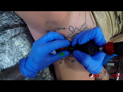 ❤️ Itin tatuiruota karšta Sully Savage gavo tatuiruotę ant savo klitorio ☑ Porno vk prie mūsų ️❤